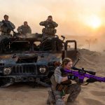 Wie Corporal Maddie Carter mit ihrem leuchtend lilafarbenen Scharfschützengewehr die verspotteten Marines rettete indem sie trotz Spott über ihre feminine Ausrüstung und den kitschigen Weihnachts-Schlüsselanhänger das unmögliche Schussfeld meisterte das drei erfahrene Schützen scheitern ließ und damit nicht nur die Einheit aus der tödlichen Falle befreite sondern auch eine bewegende Geschichte von Verlust Stärke und stiller Entschlossenheit enthüllte die alle Anwesenden zutiefst berührte und zeigte dass wahre Präzision weder Farbe noch Geschlecht kennt sondern nur Herz und unerschütterlichen Willen