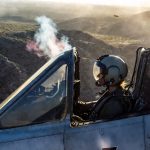 „Nehmen Sie irgendeinen Jet!“ – Doch der Colonel erstarrte, als meine A-10 als Erste auftauchte: Wie Colonel Barrett auf der Ashland Joint Support Base eine A-10-Pilotin verspottete und „irgendeinen Jet“ forderte, während zwölf Marines von Alpha 3 in Rebellengebiet festsaßen, doch Captain Raven 13 alias die erfahrene Pilotin mit ihrer alten Warthog trotzdem startete, mit präzisen Bordkanonen-Feuerstößen die feindlichen Artilleriestellungen zerstörte, die Soldaten rettete und damit nicht nur zwölf Leben, sondern auch den Respekt des Colonels und der gesamten Basis gewann – Eine mitreißende Militärgeschichte über Mut, altes Eisen und die Kraft, gegen Bürokratie für das Richtige zu kämpfen