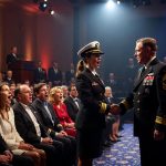 MEINE SCHWESTER SAGTE ICH SEI NICHT WÜRDIG AN DER BEFÖRDERUNGSFEIER IHRES NAVY OFFIZIER EHEMANNS TEILZUNEHMEN DOCH DANN RIEF DER ADMIRAL MEINEN NAMEN ENTHÜLLTE DASS ICH KOMMANDANTIN WAR UND DER GANZE SAAL ERSTARRTE WÄHREND MEINE SCHWESTER ALEXA IHRE DEMÜTIGUNG ERLEBTE UND ICH ALS HOCHDEKORIERTE OFFIZIERIN MEIN LEBEN IN FREIHEIT UND STÄRKE WEITERFÜHRTE