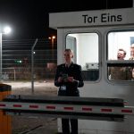 Die Stille der Auditorin: Wie Hauptmann Rachel Monroe mit einem einzigen Antippen am Haupttor nicht nur den kompletten Stützpunkt-Lockdown meisterte sondern durch ihre verborgene Expertise in Zugangskontrollsystemen einen feststeckenden Wartungskonvoi rettete und damit bewies dass wahre Sicherheitskompetenz oft im Schatten von Akten und Audits entsteht während alle anderen in bürokratischer Panik erstarrten