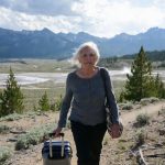 Der Preis des Schweigens im Schatten der gewaltigen Geysire: Wie eine unterschätzte Großmutter im Yellowstone-Nationalpark mutig beschloss, nicht länger die unsichtbare und unbezahlte Haushaltshilfe ihrer eigenen Familie zu sein, entschlossen ihren Koffer nahm und in die grenzenlose Freiheit wanderte, während ihr untätiger Sohn und ihre kaltherzige Schwiegertochter auf schmerzhafte Weise lernen mussten, was es wirklich bedeutet, die wichtigste und liebevollste Säule der Familie als völlig selbstverständlich zu betrachten, und wie ein einziger mutiger Schritt in die wilde Schönheit Wyomings nicht nur alte, tief sitzende Wunden heilte, sondern auch die wahren familiären Bindungen auf die ultimative Probe stellte und zu einer unerwarteten, aber längst überfälligen Erkenntnis über Liebe, echten Respekt, persönliche Grenzen und den unschätzbaren Wert der eigenen Würde führte.