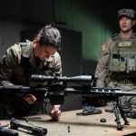 Der Tag, an dem der Himmel brannte und die Vergangenheit aus dem Schatten trat: Wie eine verborgene Top-Gun-Ausbilderin nach zwölf Jahren des Schweigens, der stillen Trauer und des friedlichen Lebens als einfache Yogalehrerin an der Küste plötzlich durch den dramatischen Notruf eines abstürzenden F-22-Kampfjets gezwungen wurde, ihre wahre Identität als legendäre Pilotin mit dem Rufzeichen Valkyrie vor den Augen der zweifelnden Öffentlichkeit, der arroganten Zivilisten und der fassungslosen Militärs zu enthüllen, um in einem atemberaubenden Wettlauf gegen die Zeit und die Gesetze der Schwerkraft das Leben eines jungen Piloten und eine ganze Stadt vor der totalen Zerstörung zu retten.